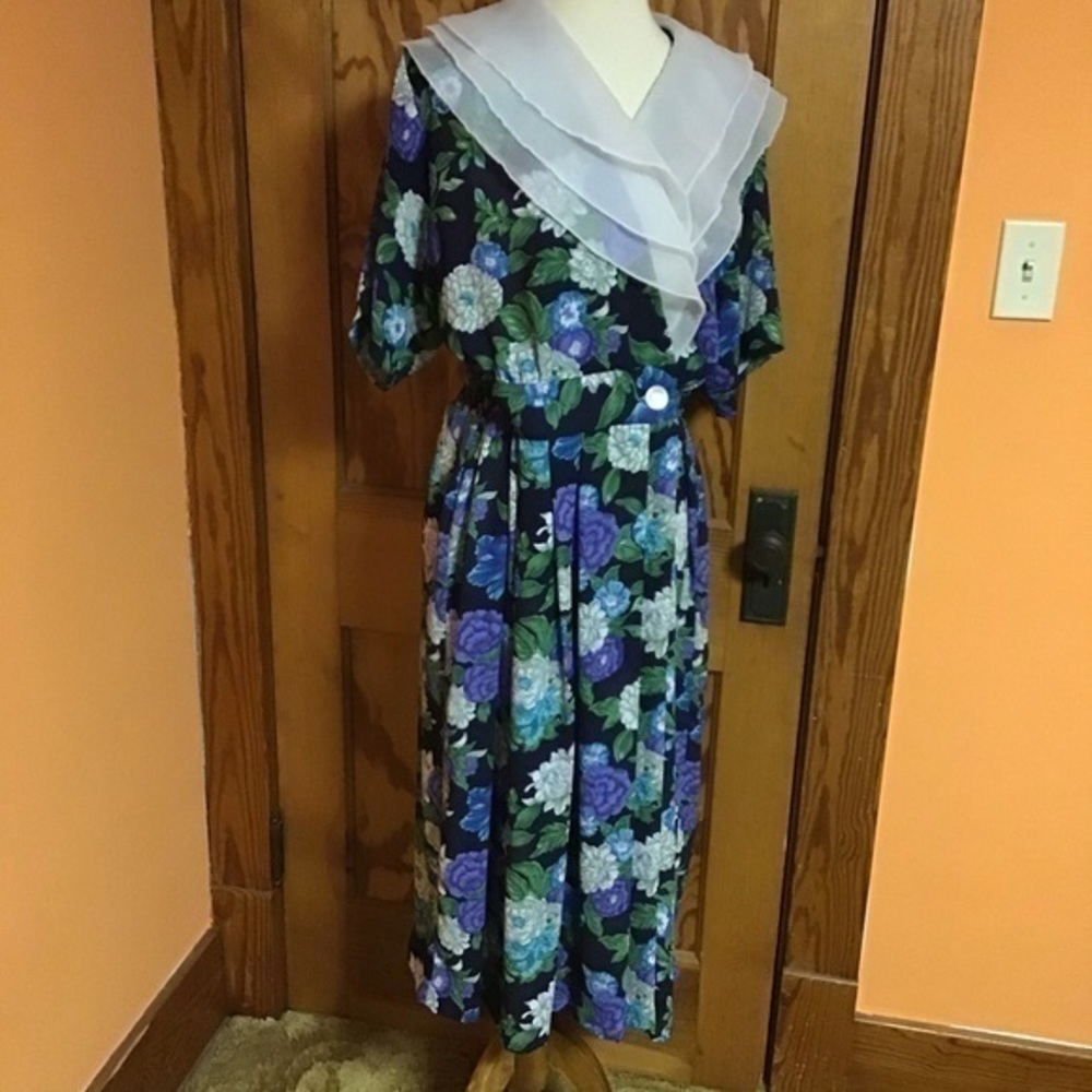 Floral Midi Dress with Sheer Collar - Picture 4 of 7